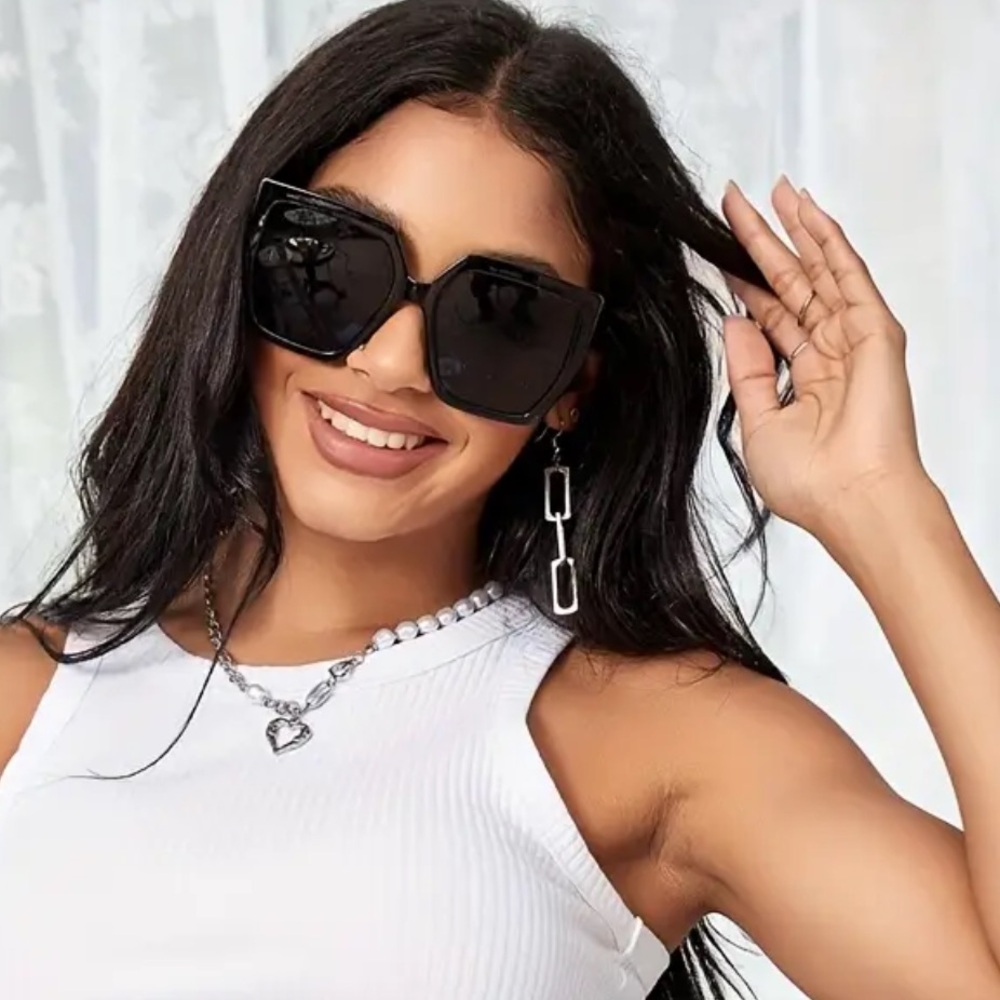 ❌SOLD OUT❌🔥🔥🆕BLACK OVERSIZED SUNGLASSES - Picture 3 of 5